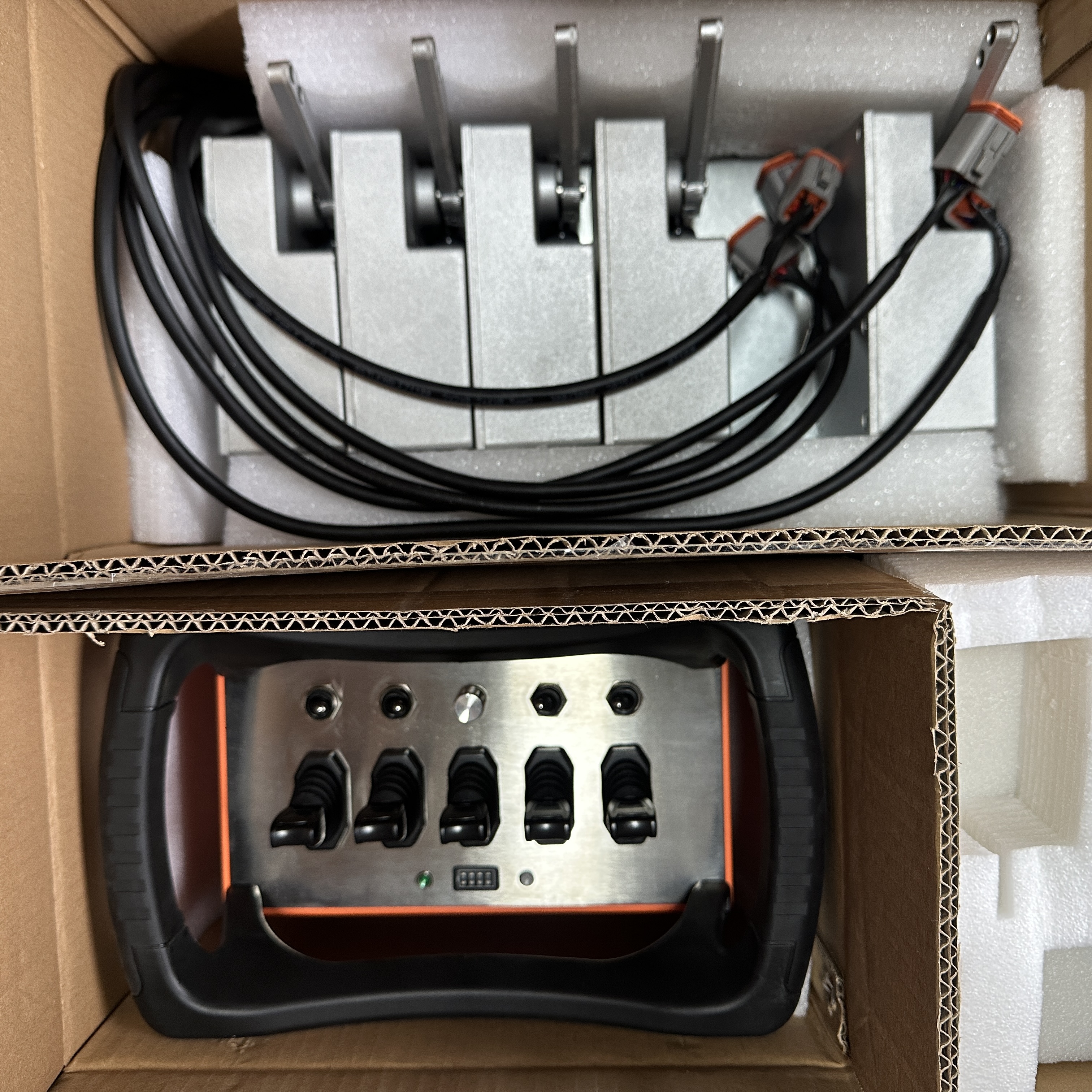 Telecomando wireless personalizzato BT500 per gru montate su camion: dispone di joystick proporzionali e controllo analogico, supporta sia la modalità manuale che quella automatica